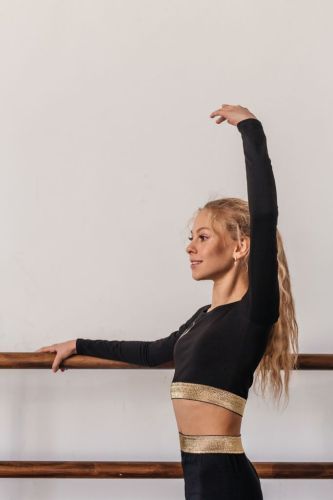 Топ из коллекции "Gold" с длинным рукавом и принтом "Гимнастка"